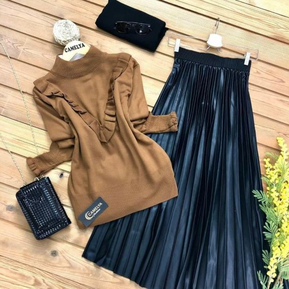 brown shirt and black tanoura